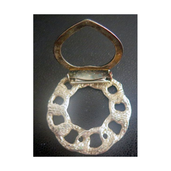 Broche en argent ? ou en métal argenté de diamètre 3,5 cm