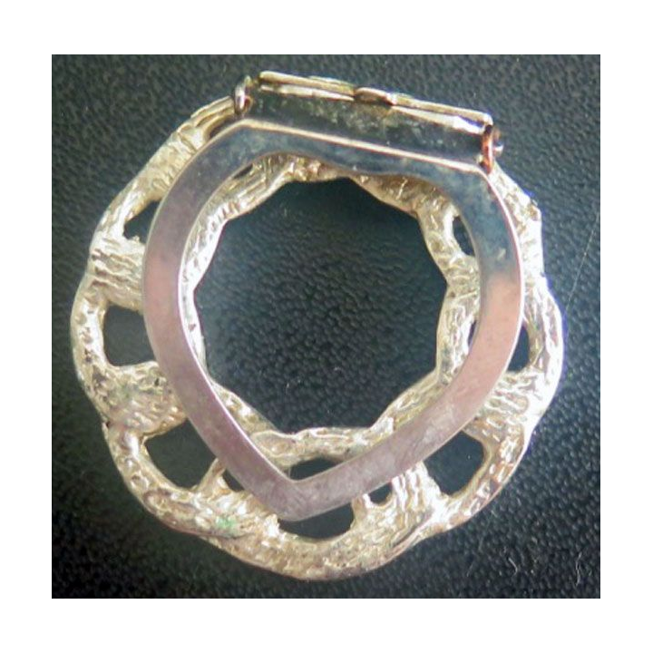 Broche en argent ? ou en métal argenté de diamètre 3,5 cm