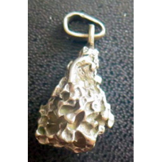 pendentif d'une pépite d'argent de hauteur 3 cm
