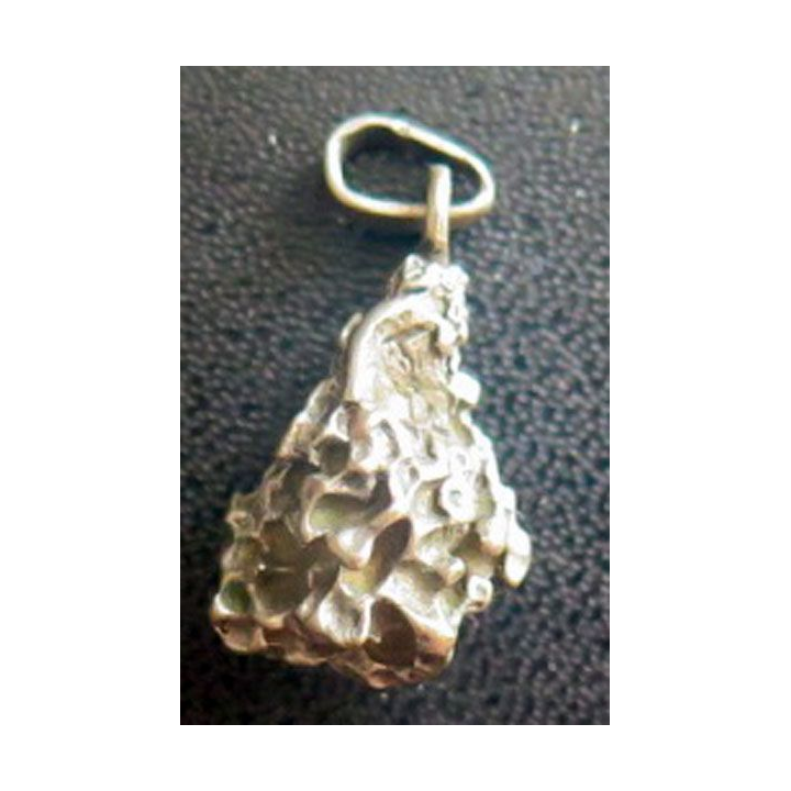 pendentif d'une pépite d'argent de hauteur 3 cm