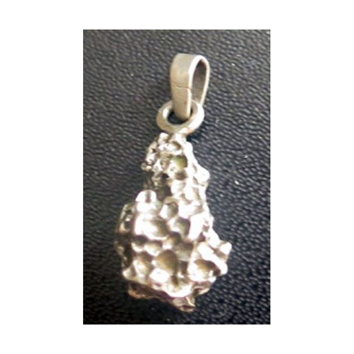pendentif d'une pépite d'argent de hauteur 3 cm