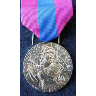 FRANCE : médaille de la défense nationale type bronze sans barrette