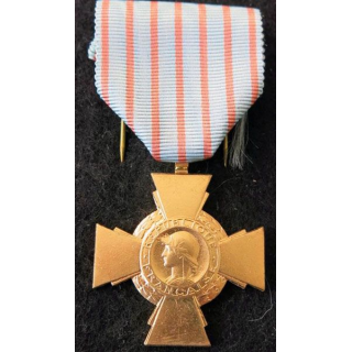 FRANCE : croix du combattant en métal doré avec sa boite