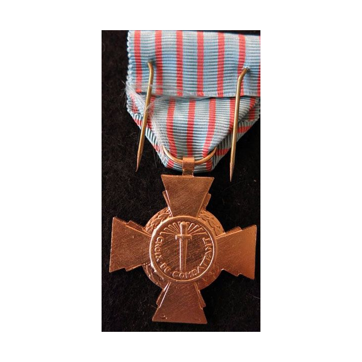 FRANCE : croix du combattant en métal doré avec sa boite