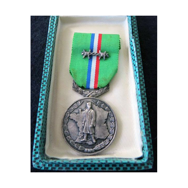 FRANCE : médaille de la FNCPG fédération nationale des combattants prisonniers de guerre 1939-1945 Paris Insignes