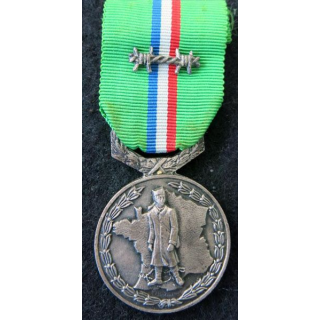 FRANCE : médaille de la FNCPG fédération nationale des combattants prisonniers de guerre 1939-1945 Paris Insignes
