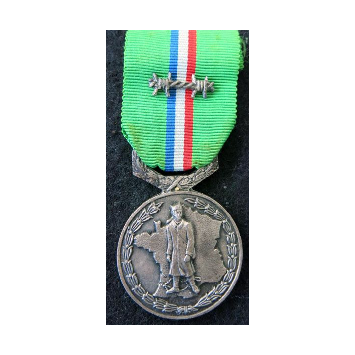 FRANCE : médaille de la FNCPG fédération nationale des combattants prisonniers de guerre 1939-1945 Paris Insignes