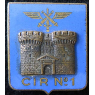 CIR N°1 : insigne métallique du centre d’instruction régional N° 1 de fabrication Drago G. 1188 émail