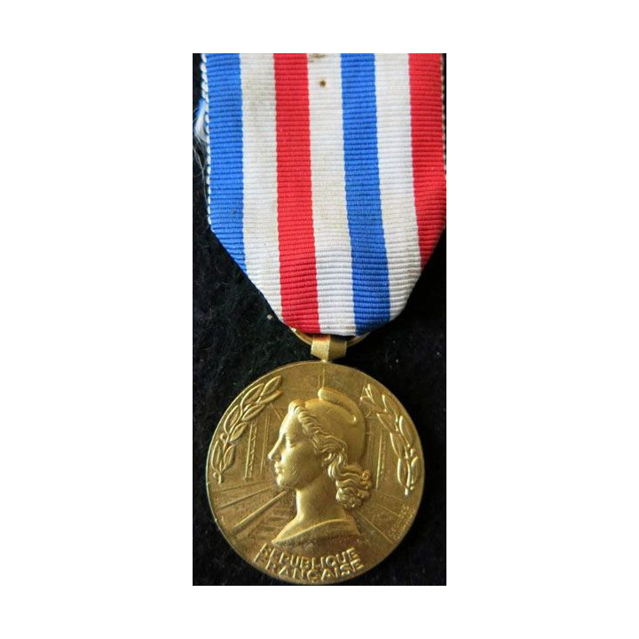 FRANCE : médaille d'honneur des chemins de fer attribuée en 1969 à R. BAUDION en bronze doré