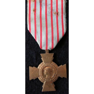 FRANCE : croix du combattant en métal doré