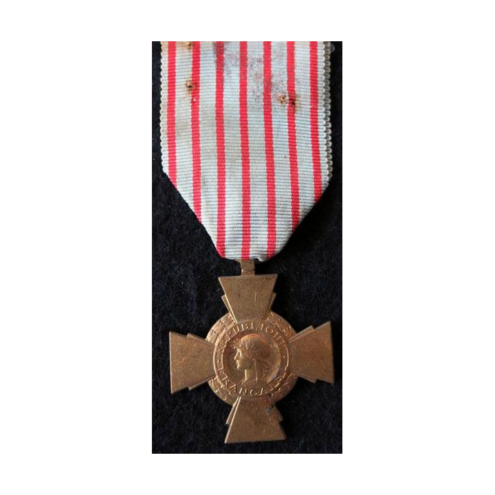 FRANCE : croix du combattant en métal doré
