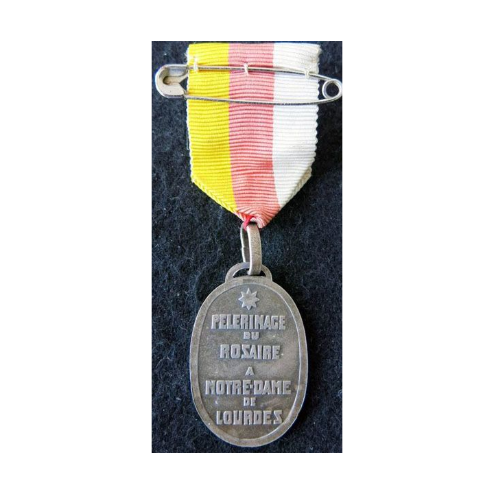 INSIGNE RELIGIEUX : Médaille du pèlerinage du rosaire à Notre Dame de Lourdes avec barette "Normandie"