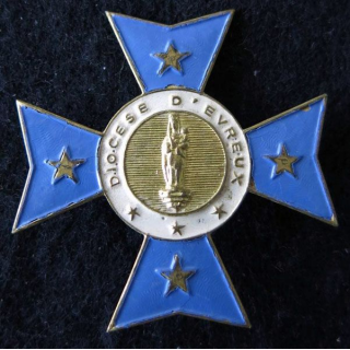 INSIGNE RELIGIEUX : Insigne métallique croix du diocèse d'Evreux peint