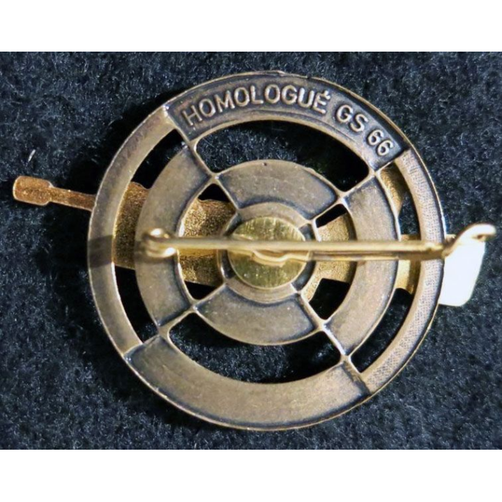 BREVET : Insigne métallique du brevet d’instructeur de tir Famas bronze  GS. 66, dos embouti