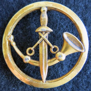 INSIGNE DE BÉRET : Insigne de béret de la Poste aux armées en métal doré fabrication L. Bichet