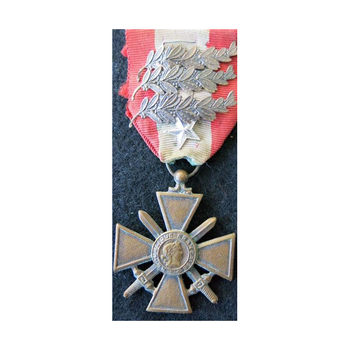 FRANCE : Croix de guerre des théâtres d'opérations extérieures en bronze avec 3 palmes et 1 clou  argenté