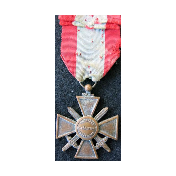 FRANCE : Croix de guerre des théâtres d'opérations extérieures en bronze avec 3 palmes et 1 clou  argenté