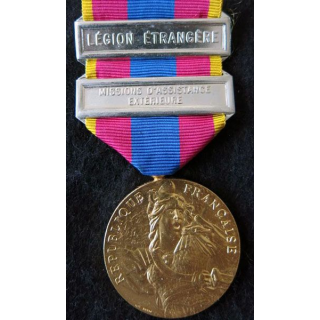 FRANCE : médaille de la défense nationale type or avec barrettes "Légion Etrangère et Missions d'assistance extérieure "