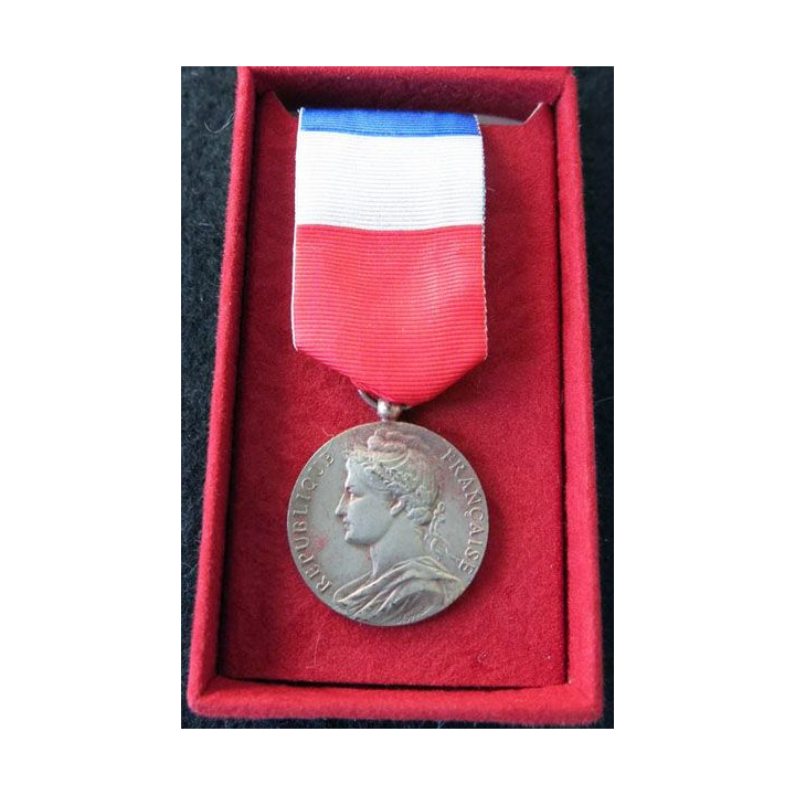 FRANCE : Médaille d'honneur du travail du ministère du travail en argent attribuée à Mme I. Dubosc 1985 en coffret