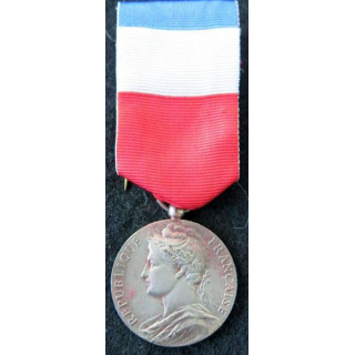 FRANCE : Médaille d'honneur du travail du ministère du travail en argent attribuée à Mme I. Dubosc 1985 en coffret
