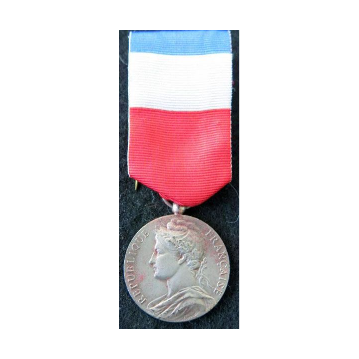 FRANCE : Médaille d'honneur du travail du ministère du travail en argent attribuée à Mme I. Dubosc 1985 en coffret