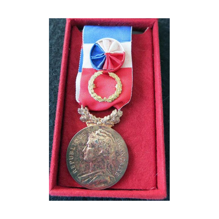 FRANCE : Médaille d'honneur du travail du ministère du travail grade or attribuée à E. Dubosc 1983 en coffret