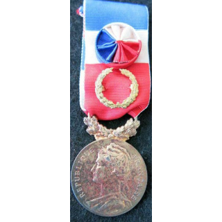 FRANCE : Médaille d'honneur du travail du ministère du travail grade or attribuée à E. Dubosc 1983 en coffret