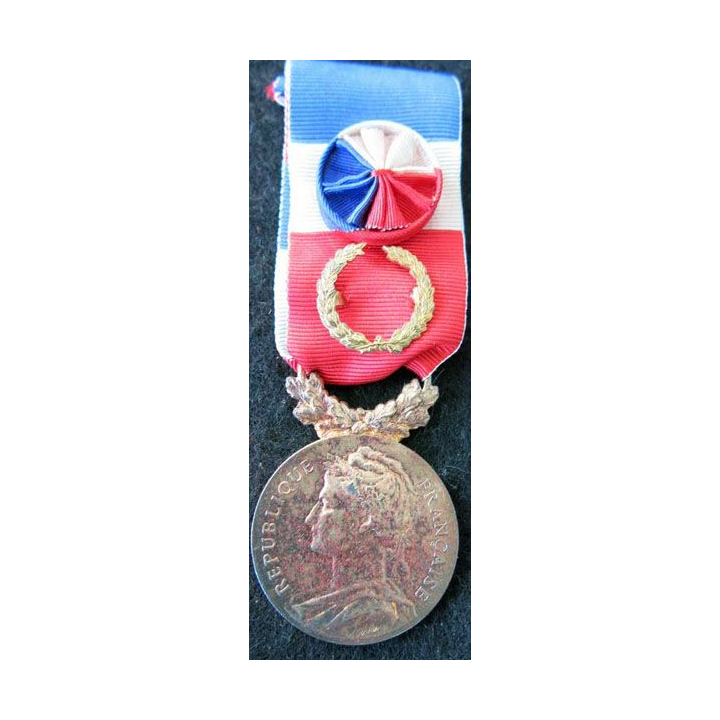 FRANCE : Médaille d'honneur du travail du ministère du travail grade or attribuée à E. Dubosc 1983 en coffret
