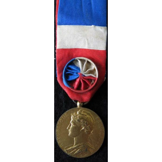 FRANCE : Médaille du travail du ministère du travail et de la sécurité sociale grade vermeil attribuée à J. Better 1949
