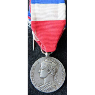 FRANCE : Médaille d'honneur du travail du ministère du travail grade argent attribuée à E. Parisse en 1960