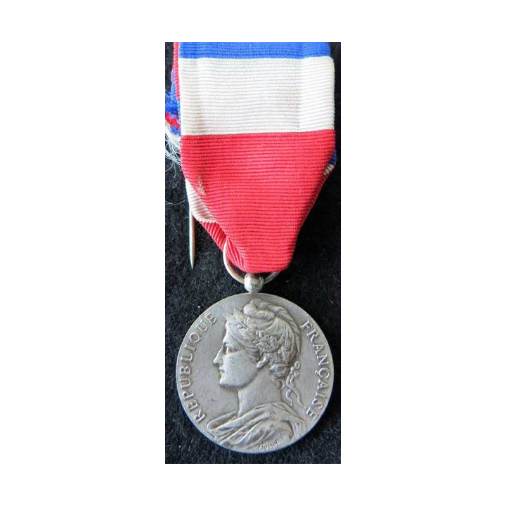 FRANCE : Médaille d'honneur du travail du ministère du travail grade argent attribuée à E. Parisse en 1960
