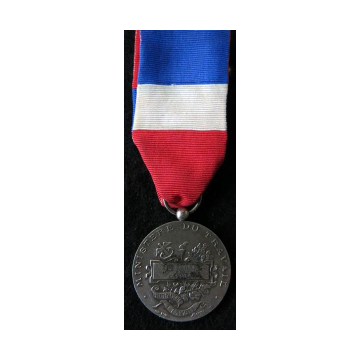 FRANCE : Médaille d'honneur du travail du ministère du travail grade argent attribuée à E. Parisse en 1960