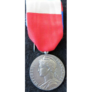 FRANCE : Médaille du travail du ministère du travail et de la sécurité sociale grade argent attribuée à E. Duboc en 1967