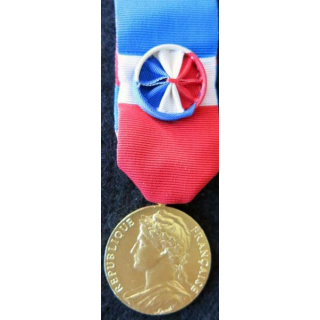 FRANCE : Médaille d'honneur du travail du ministère du travail grade vermeil attribuée à G. Mathieu en 1962
