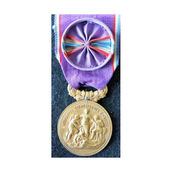 FRANCE : médaille de l'académie du dévouement national humanité bienfaisance charité grade or