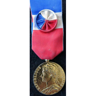 FRANCE : Médaille du travail du ministère du travail grade vermeil attribuée à E. Parisse en 1987