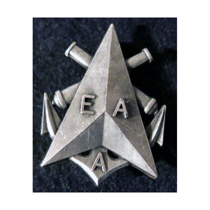 EAA  : insigne métallique de l'école d’administration de l’armement de fabrication Fraisse G. 3138