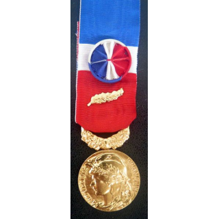 FRANCE : Médaille du travail du ministère du travail et de la sécurité sociale en vermeil attribuée à P. Gasser 1957