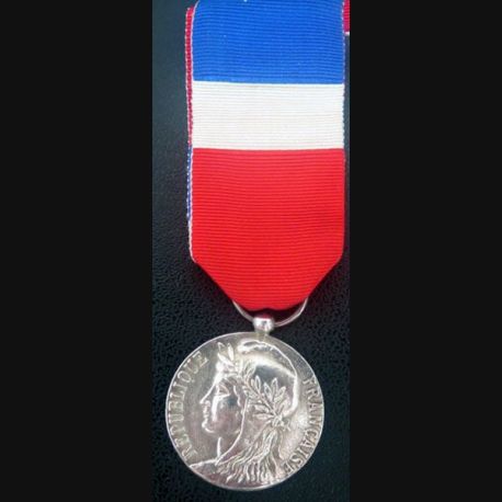 CINQUIÈME RÉPUBLIQUE Médaille d'honneur du travail, Ministère du travail, Argent fme_1031750 Médailles