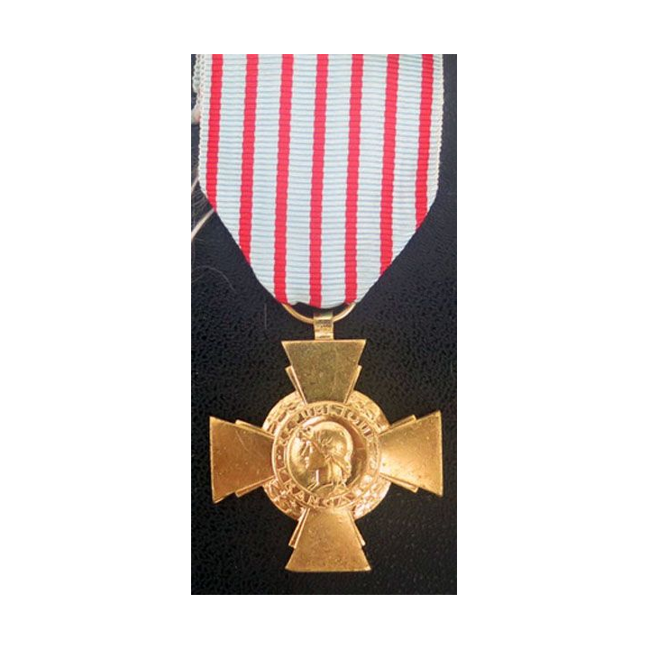 FRANCE croix du combattant en métal doré ruban bon état 