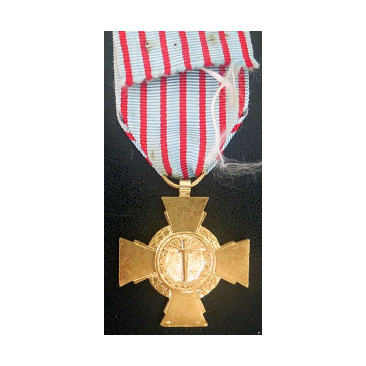FRANCE croix du combattant en métal doré ruban bon état 
