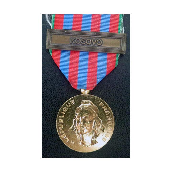 FRANCE : médaille commémorative française avec agraphe "Kosovo"