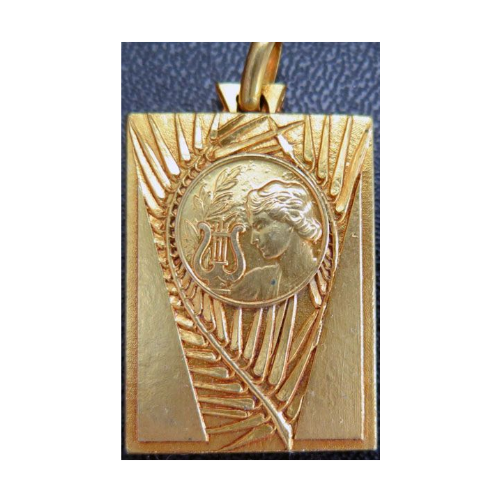 Médaille pendentif représentant un musicien en métal doré 2,5 x 3,5 cm