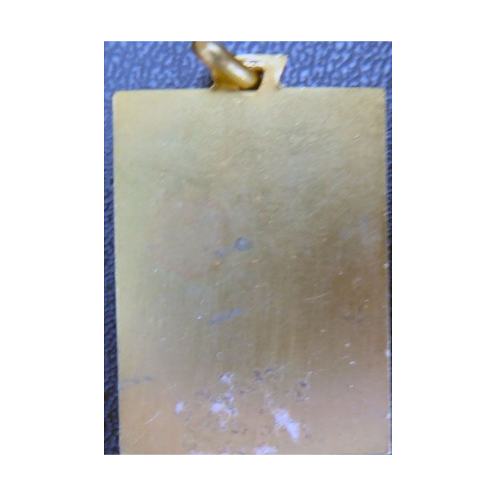 Médaille pendentif représentant un musicien en métal doré 2,5 x 3,5 cm