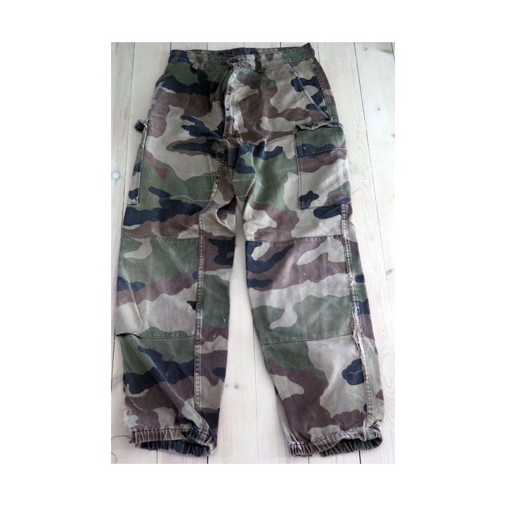 Pantalon de treillis camouflé vert armé taille 80 L très usagé