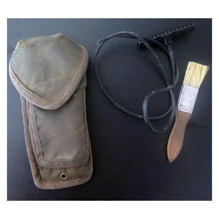trousse de nettoyage armement avec fil nettoyage et pinceau militaria