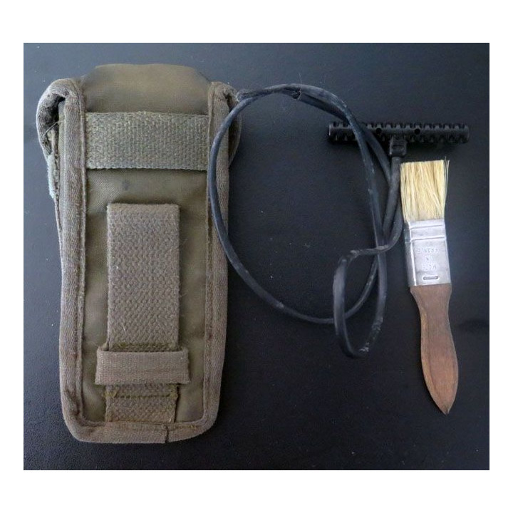 trousse de nettoyage armement avec fil nettoyage et pinceau militaria