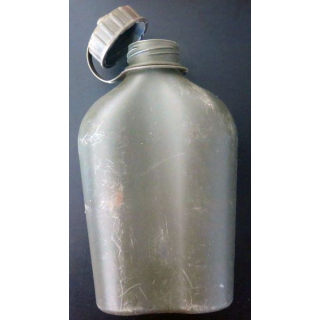 Gourde plastique vert armé hauteur 23 cm