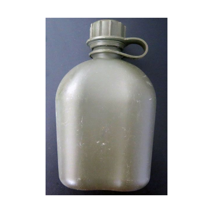 Gourde US ? plastique vert armé hauteur 21 cm