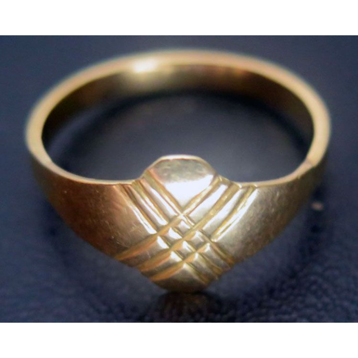Bague en métal doré avec poinçon en forme de fleur ou hérisson